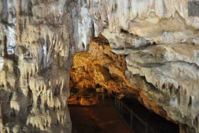 Stalattiti e stalagmiti, non solo a Castellana: ecco la nascosta grotta di Curtomartino